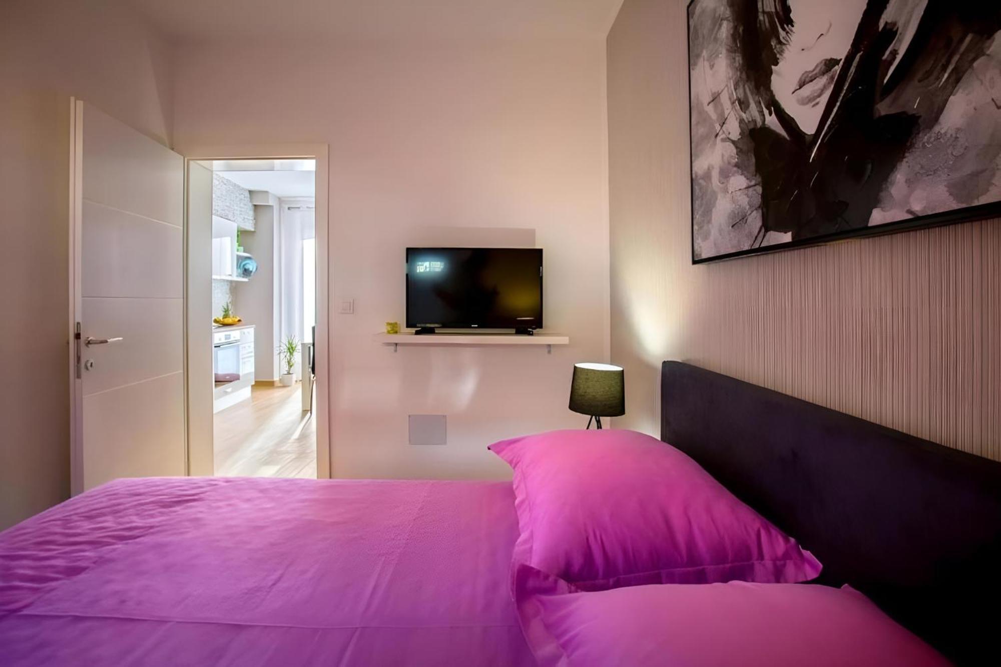 Apartman Candy With Jacuzzi And Parking Place Split
