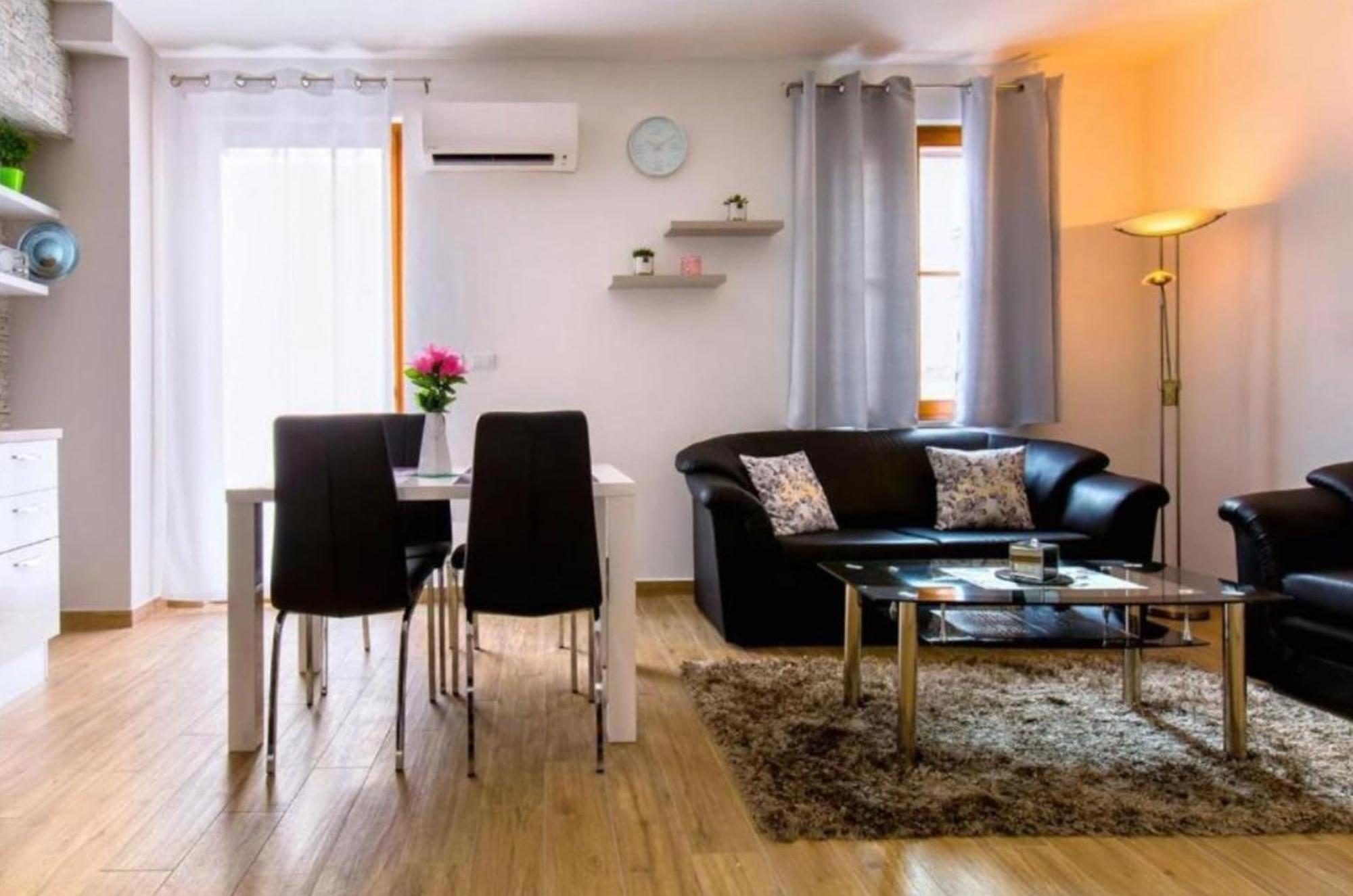 Candy With Jacuzzi And Parking Place Apartman